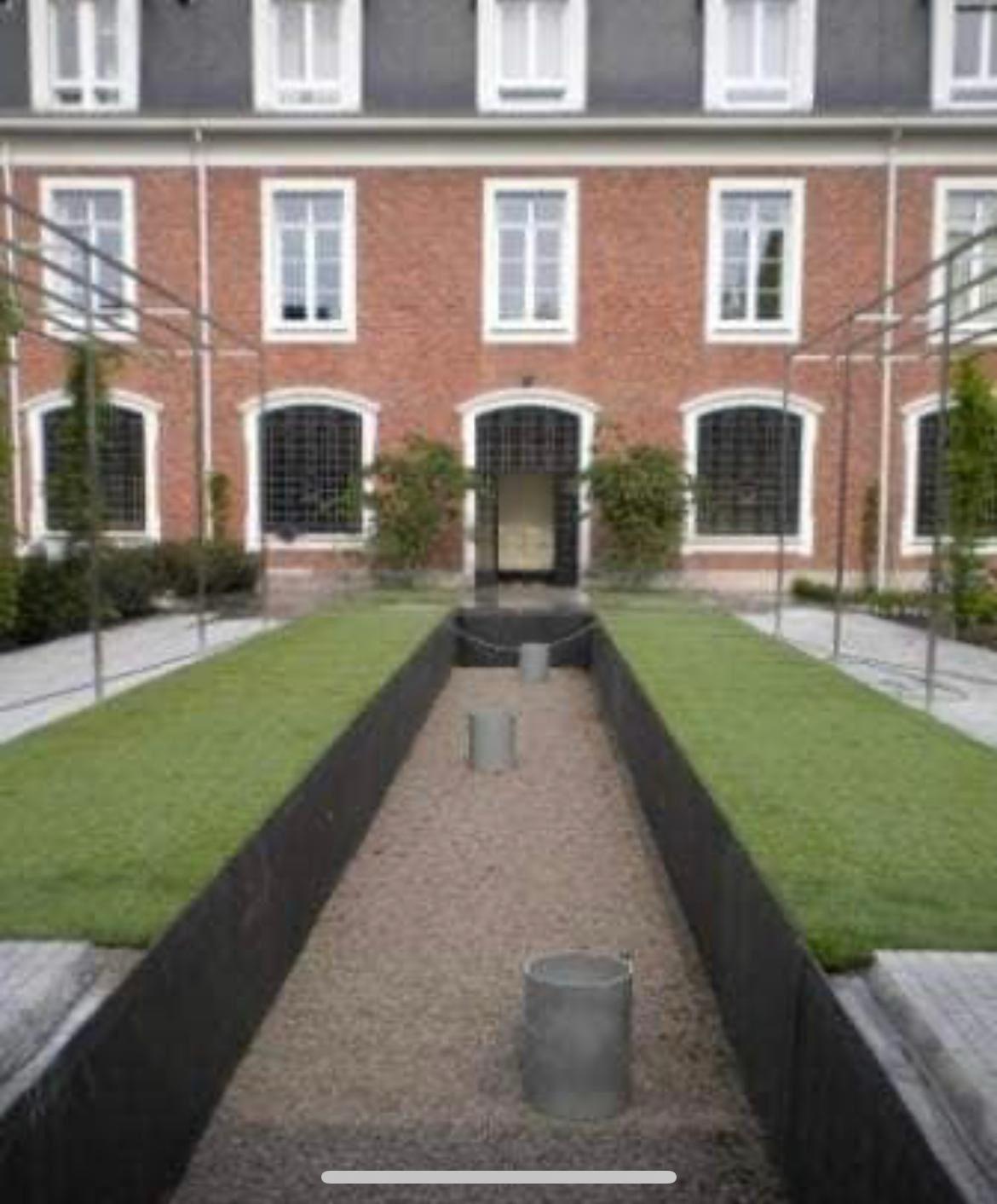 Historische binnenplaats overzicht